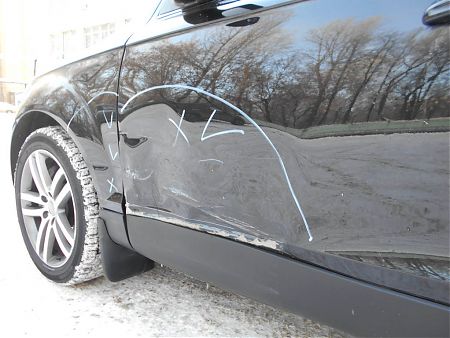 Вмятины и царапины на двери и крыле Audi Q7